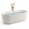 Baignoire îlot en acrylique strié blanc avec robinetterie en laiton doré